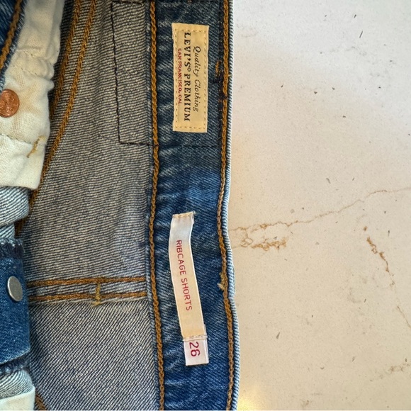 Levi's Medium Blue Denim Cutoff Shorts Women’s Size 26 - Picture 4 of 4